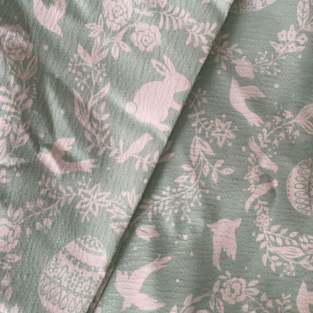 Easter Tablecloth; 60x120
Seats 10-12